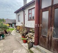 Ein Einfamilienhaus in Cerová mit Höfen und Grünflächen, gesäumt von Holz- und Steinelementen.