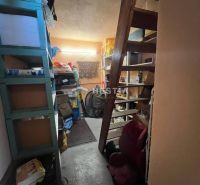Úložný Raum mit Regalen und Treppe im Einfamilienhaus.