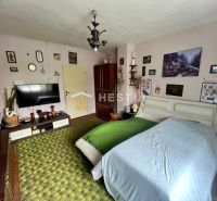 Schlafzimmer in einem Einfamilienhaus mit Teppichboden und Wanddekorationen.