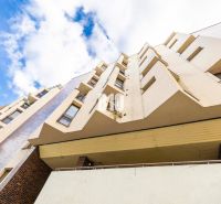 Wohnhaus in der Grösslingova-Straße in Bratislava, das eine 4-Zimmer-Wohnung anbietet.