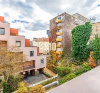 Blick auf Gebäude und Grünflächen in Bratislava - Altstadt, Grösslingova, 4-Zimmer-Wohnung.