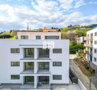 Neubau mit Balkonen, umgeben von Grünflächen in Bratislava-Nové Mesto, bietet 3-Zimmer-Wohnungen an.