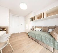 Minimalistisches Zimmer mit Sofa, hellen Möbeln und Boden in Holzoptik in einer 3-Zimmer-Wohnung.