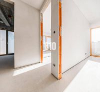 Innenraum einer 3-Zimmer-Wohnung mit großen Fenstern und Betondecke.