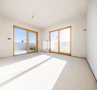 Geräumiges Zimmer mit großen Fenstern in einer 3-Zimmer-Wohnung.