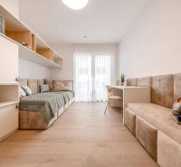 Helles Zimmer in einer 3-Zimmer-Wohnung mit Holzboden und bequemen Möbeln.