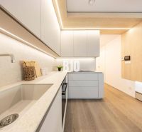 Küche in einer 3-Zimmer-Wohnung mit Holzboden und minimalistischem Design.