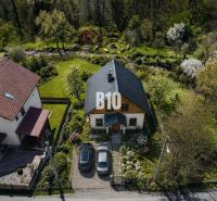 Ein Haus in der Straße Obrancov mieru in Banská Štiavnica, umgeben von einem gepflegten Garten. Grundstücke - Wohnen.