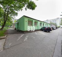 Grünes Gebäude und Parkplatz im Bürobereich in Bratislava-Ružinov, Ostredky.
