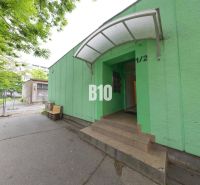 Eingang zum grünen Gebäude in der Straße Bratislava-Ružinov - Ostredky bei den Büros.