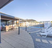 Ein Einfamilienhaus in Most pri Bratislave mit Terrasse, Pavillon und Schwimmbad.