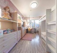 Kinderzimmer in einem Einfamilienhaus mit einem Etagenbett und einem Boden in Holzoptik.