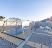 Der Garten eines Einfamilienhauses in Most pri Bratislave mit einem Pool und Liegestühlen.