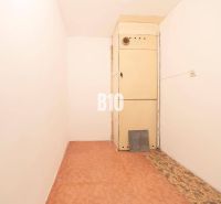 Ein schmaler Raum in einer 4-Zimmer-Wohnung mit einem Boden in Holzoptik und einem Schrank.