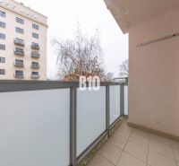 Der Balkon der 4-Zimmer-Wohnung in der Vrbovská Cesta in Piešťany mit Blick auf die Neue Mühle.
