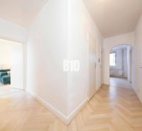 Der Flur in der 4-Zimmer-Wohnung mit einem Boden in Holzoptik und hellen Wänden.