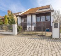 Einfamilienhaus in der Dunajská-Straße in Hamuliakovo mit einem Metalltor und Garten.