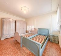 Schlafzimmer in einem Einfamilienhaus mit Holzboden, Betten und Kleiderschränken.