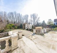 Die Terrasse des Einfamilienhauses in der Donau-Straße in Hamuliakovo mit einem großen Garten und Blick auf die Bäume.