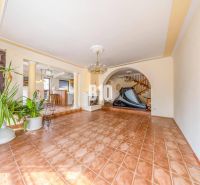 Innenraum eines Einfamilienhauses mit Keramikboden, Treppe und Zimmerpflanzen.
