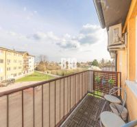 Balkon einer 2-Zimmer-Wohnung in der M. R. Štefánika-Straße, Most pri Bratislave, mit Aussicht.