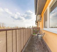 Balkon einer 2-Zimmer-Wohnung mit Blick auf die M. R. Štefánika Straße in Most pri Bratislave.