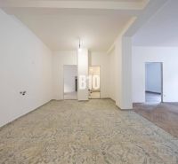 Ein geräumiges Zimmer in einer 3-Zimmer-Wohnung mit Keramik- und Holzboden wartet auf eine Renovierung.