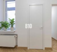 Innenraum einer 3-Zimmer-Wohnung mit Pflanzen auf der Fensterbank und einem Boden in Holzoptik.