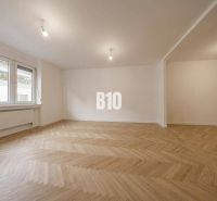 Geräumiges Zimmer mit Holzboden in einer 3-Zimmer-Wohnung.
