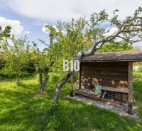 Garten mit Holzunterstand auf einem Grundstück in Dunajská Lužná, geeignet zum Wohnen.