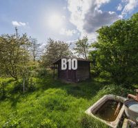 Garten mit Holzbau auf einem Grundstück zum Wohnen in Dunajská Lužná.