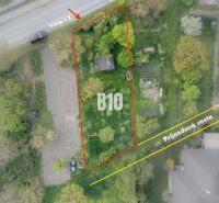 Luftaufnahme eines Wohnbaugrundstücks in Dunajská Lužná mit Zufahrtsstraße.
