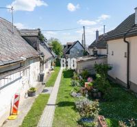 Eine schmale Gasse mit einem Garten und älteren Häusern in der Jadranská-Straße in Bratislava IV. Grundstücke - Wohnen.
