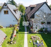 Zwei Gartenhäuser und gepflegter Rasen in der Jadranská Straße in Bratislava IV, Grundstücke - Wohnen.