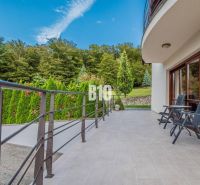 Die Terrasse des Einfamilienhauses in Marianka mit Blick auf den Wald und bequemen Sitzgelegenheiten.