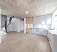 Innenraum eines Einfamilienhauses mit Küche, Treppe und Boden in Holzoptik.