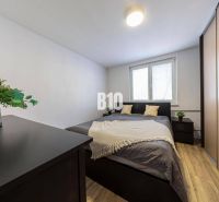 Schlafzimmer mit Doppelbett, Schränken, Kommode, Holzboden, 3-Zimmer-Wohnung.