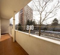 Der Balkon einer 3-Zimmer-Wohnung in der Račianska-Straße in Bratislava III mit Blick auf die Umgebung.