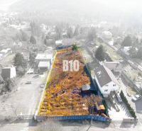 Luftaufnahme von Wohnbaugrundstücken in der Lesná-Straße in Stupava.