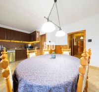 Esszimmer in einem Einfamilienhaus mit Holzelementen und einem dekorierten Tisch.