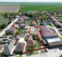 Luftaufnahme von Einfamilienhäusern in Kalinkovo, mit einem Grundstück, das mit einer roten Linie markiert ist.