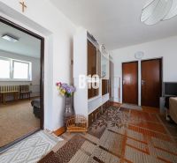 Wohnzimmer in einem Einfamilienhaus mit Möbeln und Teppich.