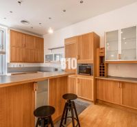 Küche in einer 5-Zimmer-Wohnung mit Holzboden und Holzschränken.