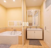 Ein Badezimmer in einer Wohnung mit 5 oder mehr Zimmern mit Badewanne und Doppelwaschbecken.