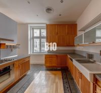 Eine Küche mit Holzboden in einer Wohnung mit 5 oder mehr Zimmern.