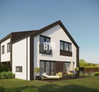 Ein Einfamilienhaus in Marianka, geeignet für Wohnbaugrundstücke mit Terrasse und Grünfläche im Garten.