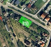 Luftaufnahme von Wohnbaugrundstücken in Marianka, einschließlich Gebäude und Straßennetz.