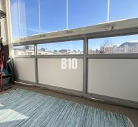 Balkon einer 3-Zimmer-Wohnung in Ružomberok mit Blick auf die Stadt und die Berge.