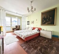 Ein Zimmer mit einem Doppelbett, einem Bild an der Wand und einem Boden mit Holzdekor.