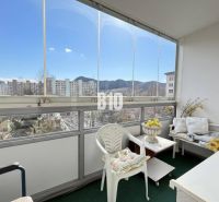 Ein möblierter Balkon in einer 3-Zimmer-Wohnung mit Blick auf Ružomberok und Plattenbauten.